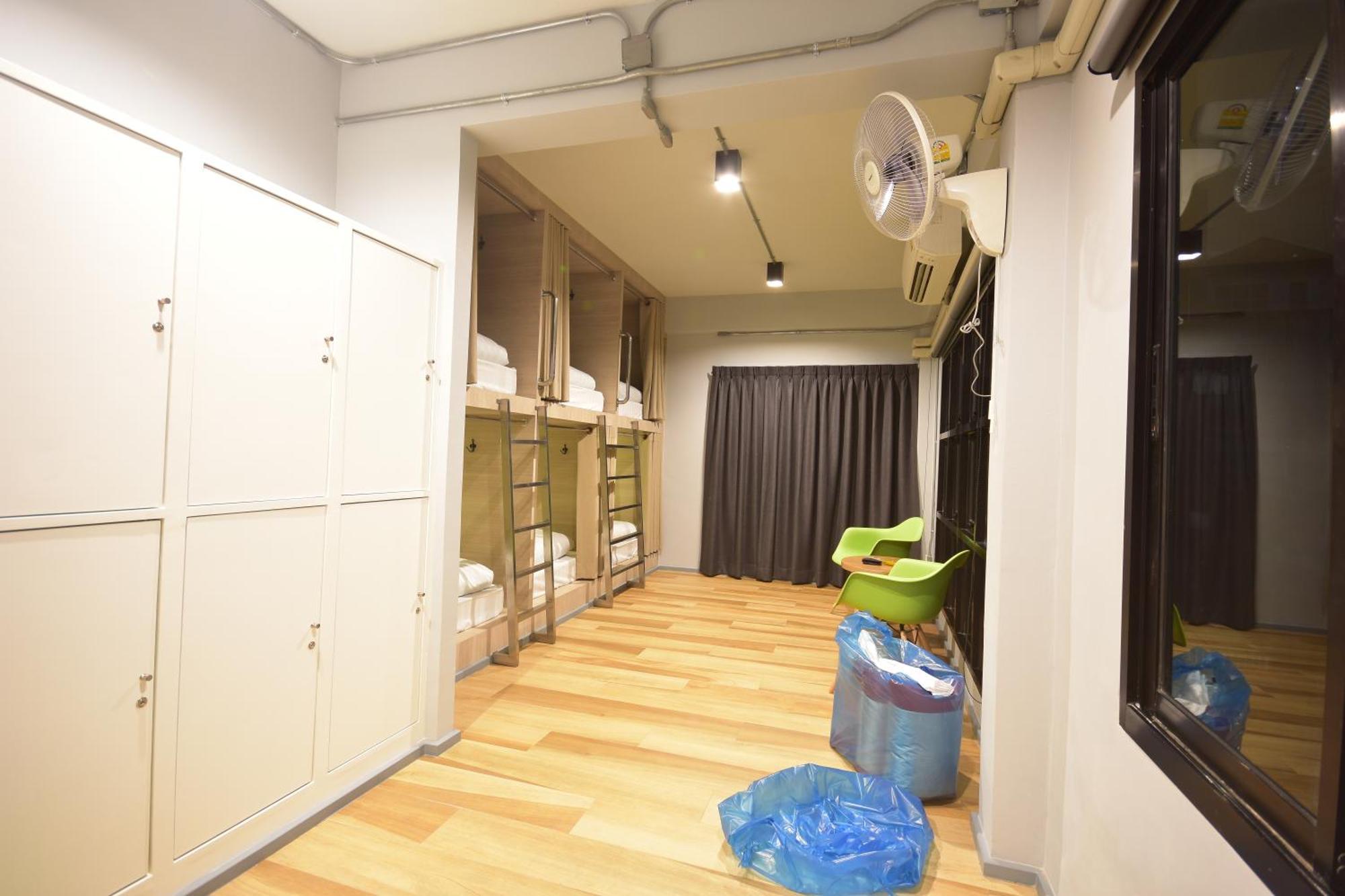 Bangkok Silom Chat Box Hostel Bagian luar foto