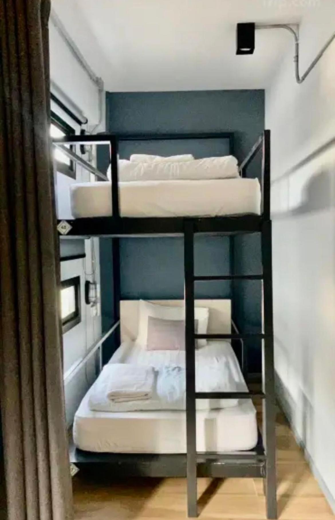 Bangkok Silom Chat Box Hostel Bagian luar foto