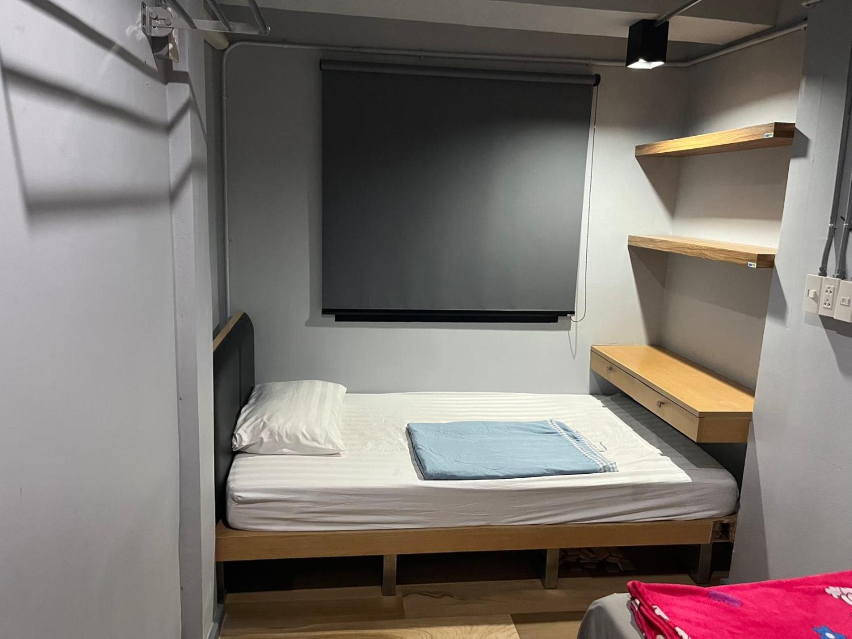 Bangkok Silom Chat Box Hostel Bagian luar foto