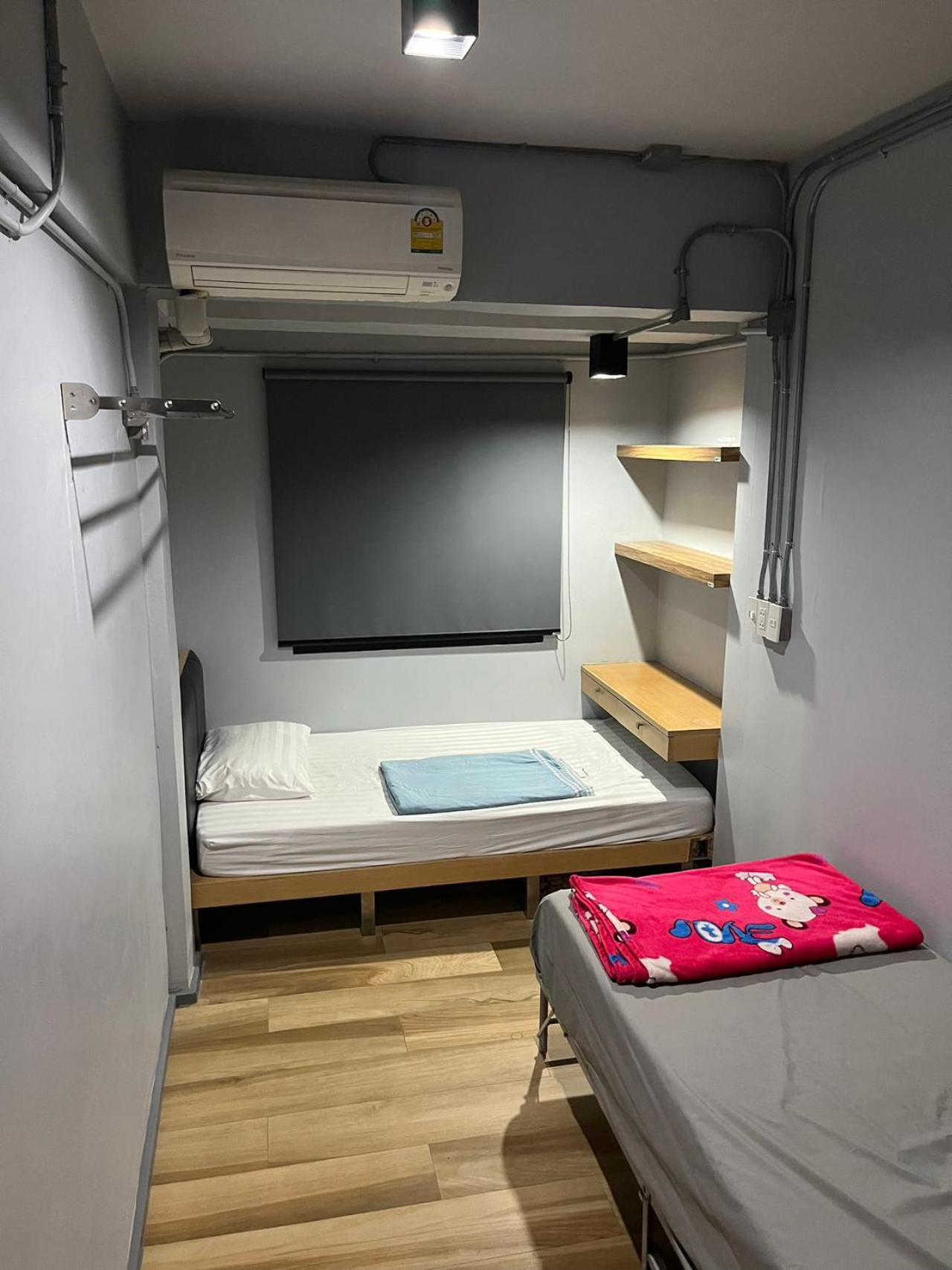 Bangkok Silom Chat Box Hostel Bagian luar foto